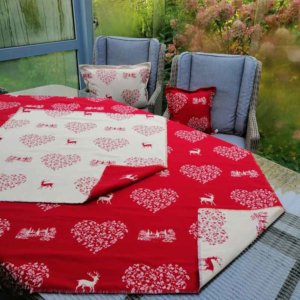 Hirsch mit Herzen beige und rot