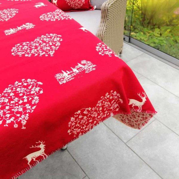 Tischdecke Hirsch mit Herzen creme auf rot
