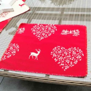 Platzset Hirsch mit Herzen rot