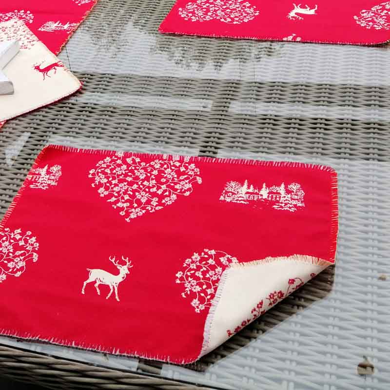 Platzset Hirsch mit Herzen creme auf rot Platzset Hirsch mit Herzen creme auf rot