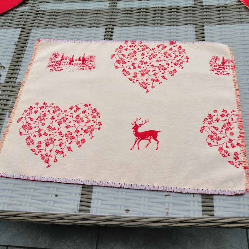 Platzset Hirsch mit Herzen rot auf creme Platzset Hirsch mit Herzen rot auf creme