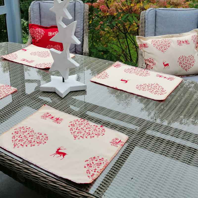 Platzset Hirsch mit Herzen creme Platzset Hirsch mit Herzen creme