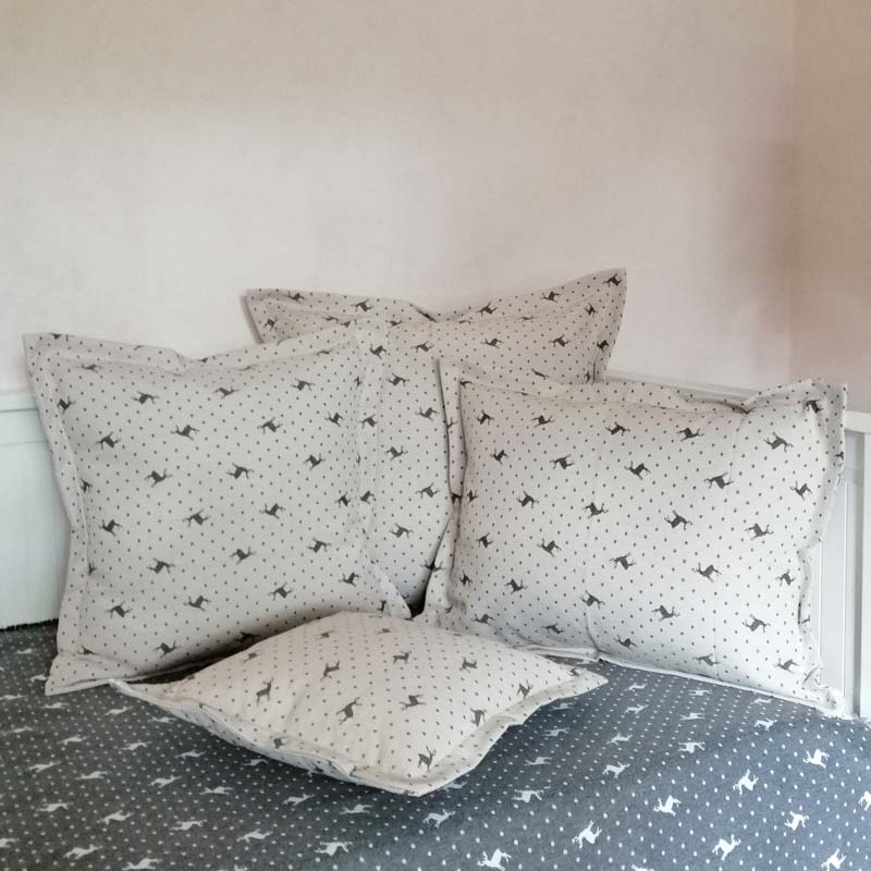 Weihnachtskissen mit Elchmotiv in beige & grau Weihnachtskissen mit Elchmotiv in beige & grau