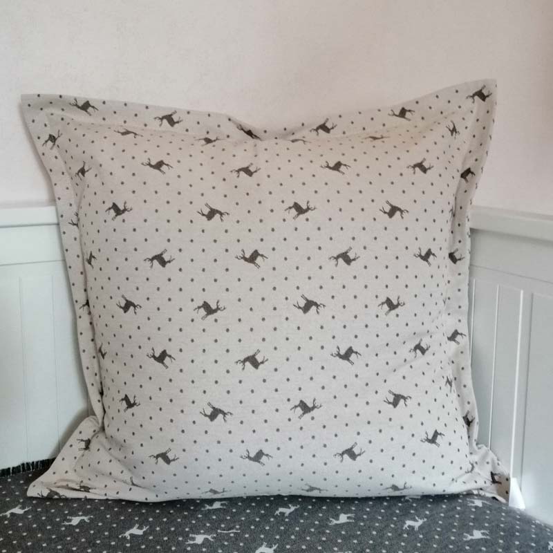 Weihnachtskissen mit Elchmotiv in beige & grau 50x50cm Weihnachtskissen mit Elchmotiv in beige & grau 50x50cm