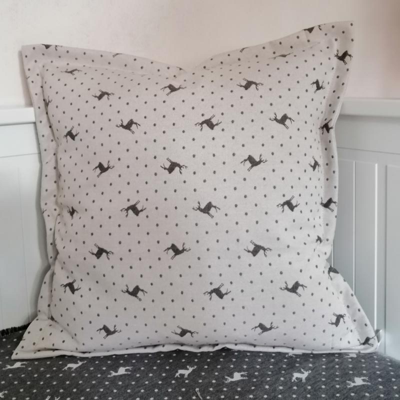 Weihnachtskissen mit Elchmotiv in beige & grau 60x60cm Weihnachtskissen mit Elchmotiv in beige & grau 60x60cm