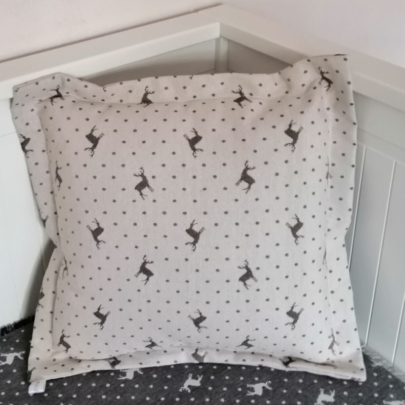 Weihnachtskissen mit Elchmotiv in beige & grau 40x40cm Weihnachtskissen mit Elchmotiv in beige & grau 40x40cm