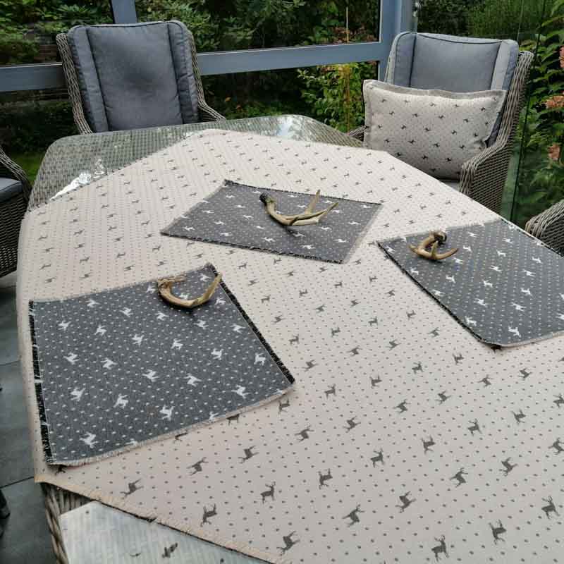 Platzset Hirsch mit Punkten grau Platzset Hirsch mit Punkten grau