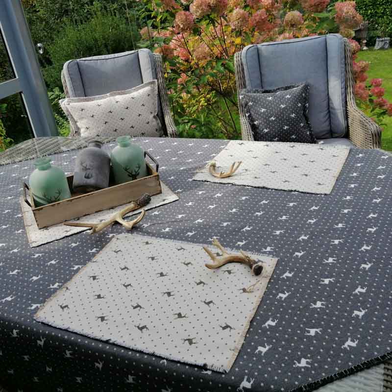 Platzset Hirsch mit Punkten grau auf beige Platzset Hirsch mit Punkten grau auf beige