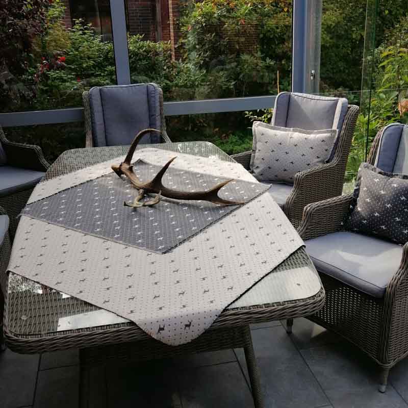 Mitteldecke Hirsch mit Punkten beige auf grau Mitteldecke Hirsch mit Punkten beige auf grau