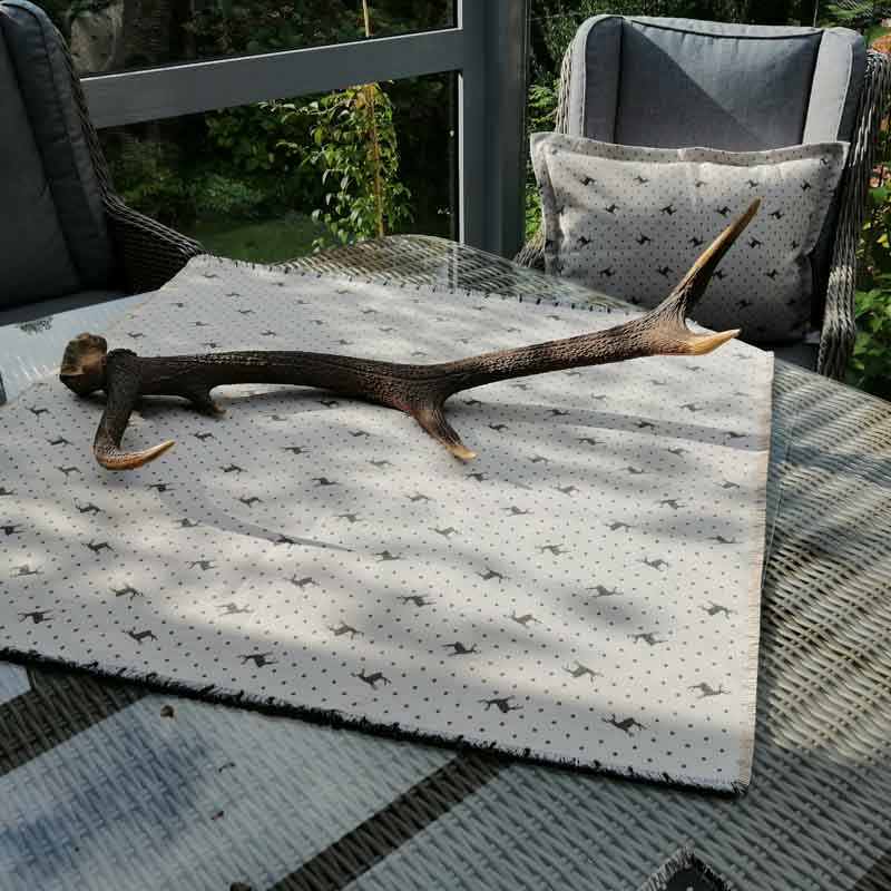 Mitteldecke Hirsch mit Punkten grau auf beige Mitteldecke Hirsch mit Punkten grau auf beige
