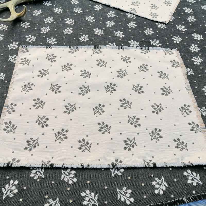 Platzset Zweige grau mit creme Hintergrund Platzset Zweige grau mit creme Hintergrund