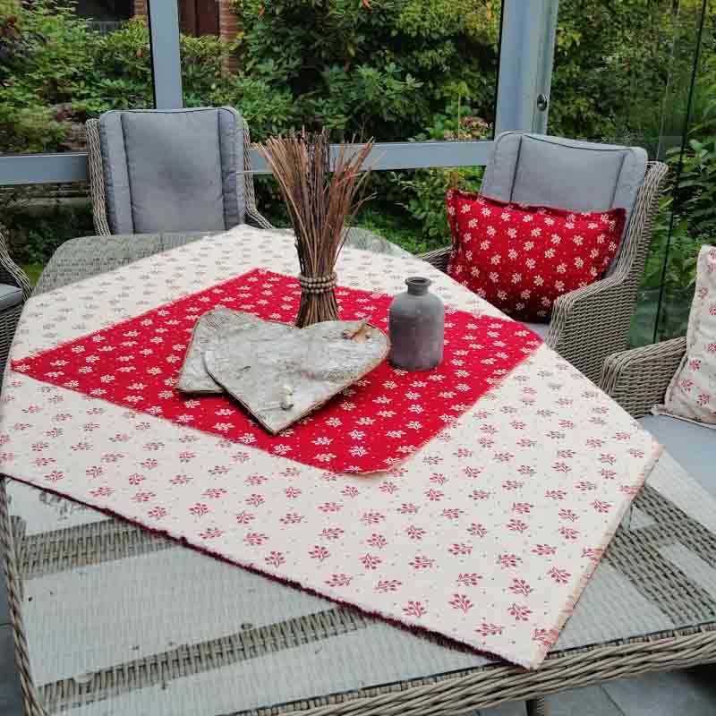 Mitteldecke Zweige Creme mit rotem Hintergrund Mitteldecke Zweige Creme mit rotem Hintergrund