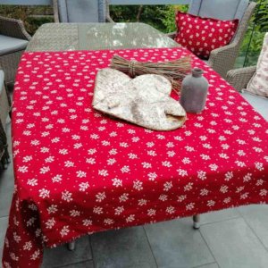 Tischdecke Zweige Creme mit rotem Hintergrund