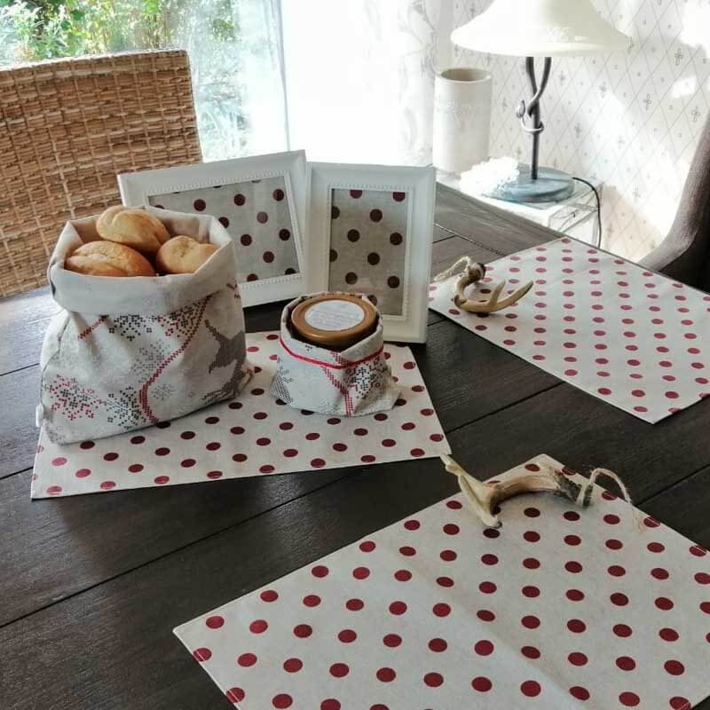 Brotkorb und Beutel auf dem Tisch