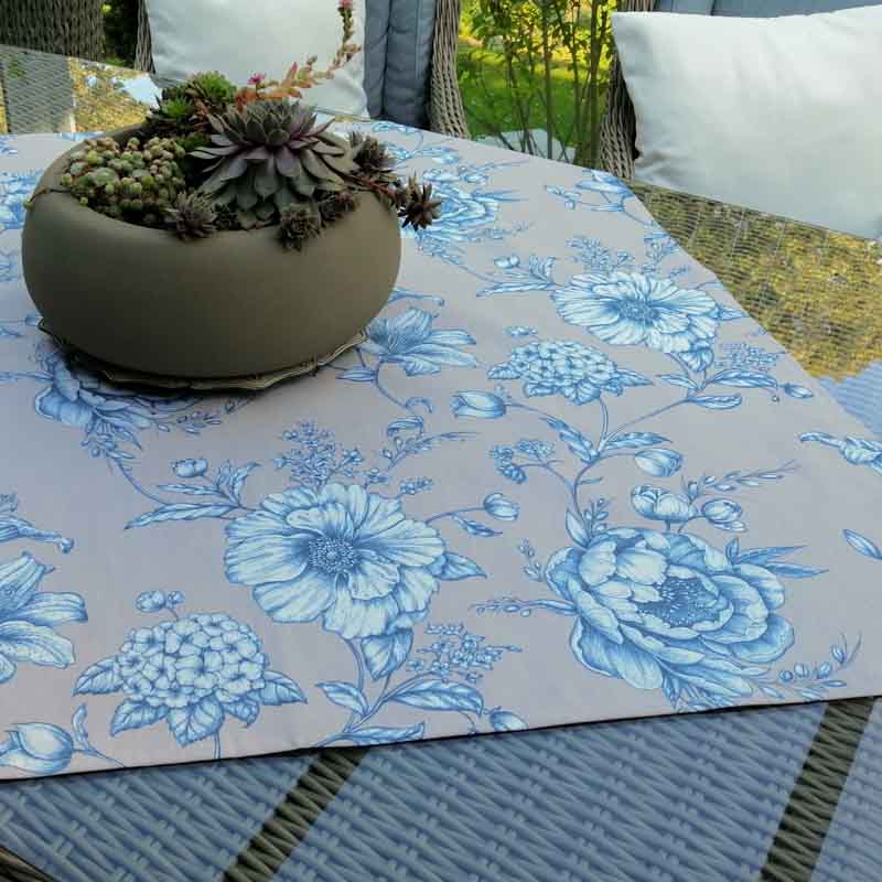 Mitteldecke mit blauen Blumen aus beschichteter Baumwolle Mitteldecke mit blauen Blumen aus beschichteter Baumwolle