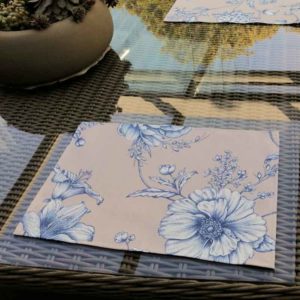 Platzsets beige mit blauen Blumen