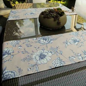 Tischläufer mit blauen Blumen