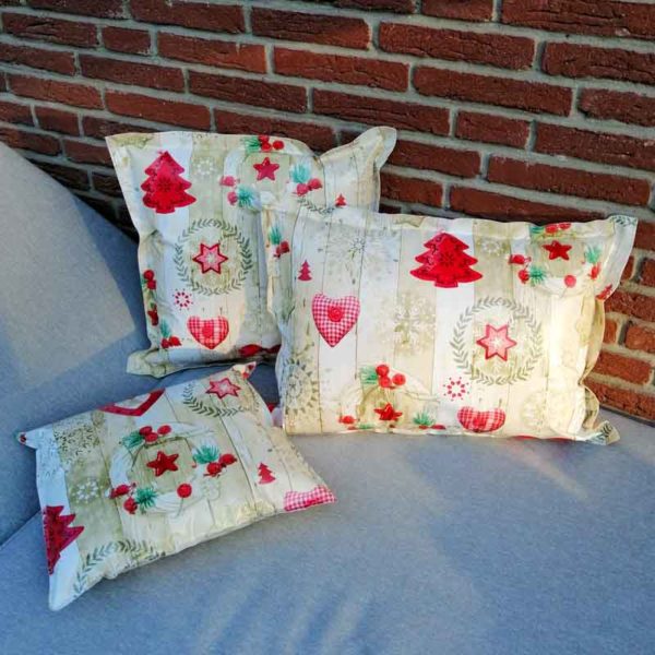 Outdoorkissen Winter: Herzen, Sterne & Tanne