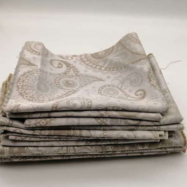 Stoffreste in verschiedenen Motiven und Groessen Beige & creme