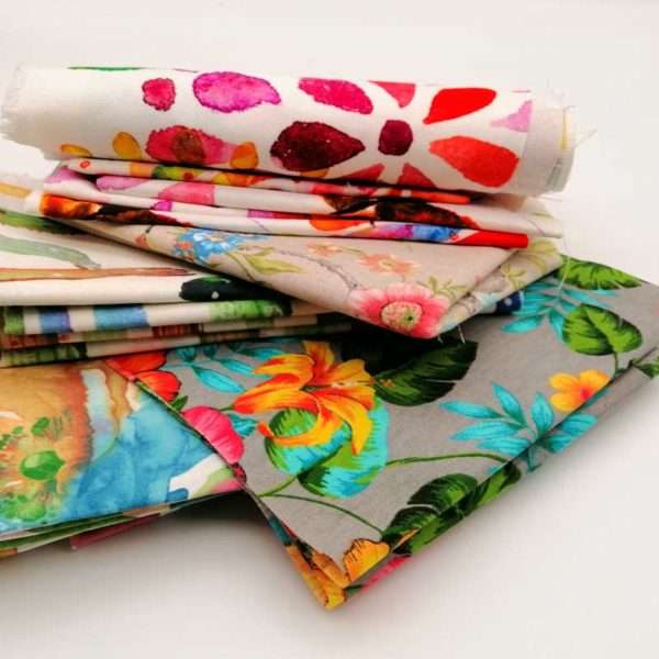 Stoffreste in verschiedenen Motiven und Groessen Florale Motive