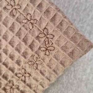 Kuschelkissen aus Waffelstoff beige Blumenkante