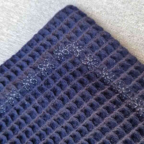 Kuschelkissen aus Waffelstoff Blau Blumenkante